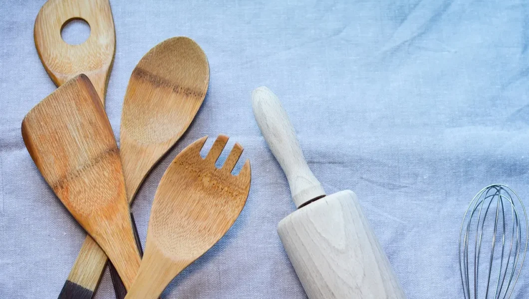 أدوات المطبخ الخشبية